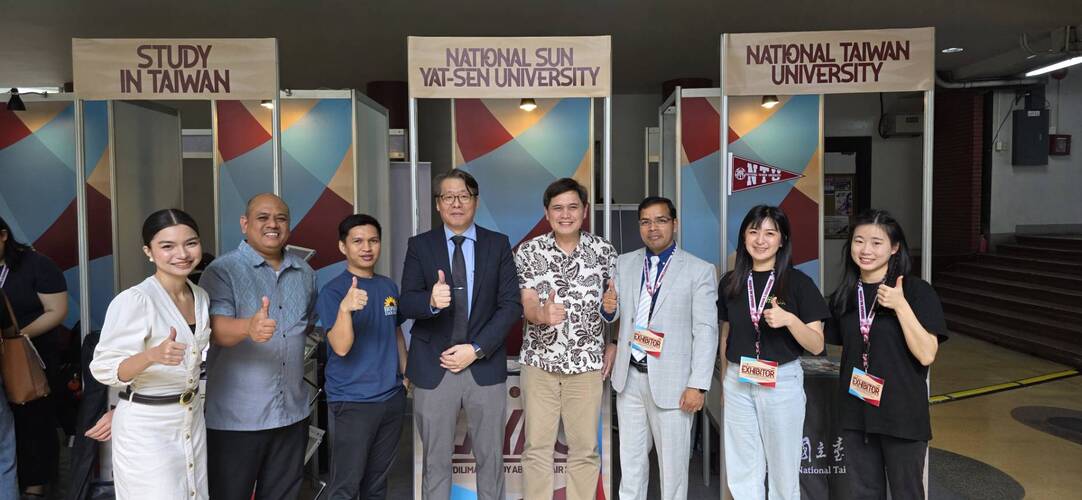 ➠<人才培育> 本中心新可夫教授與本校國際處同仁赴菲律賓參加留學博覽會圖片