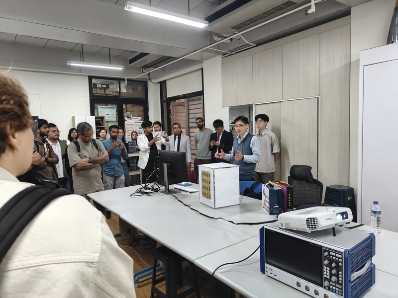 溫朝凱教授與通訊技術實驗室導覽圖片