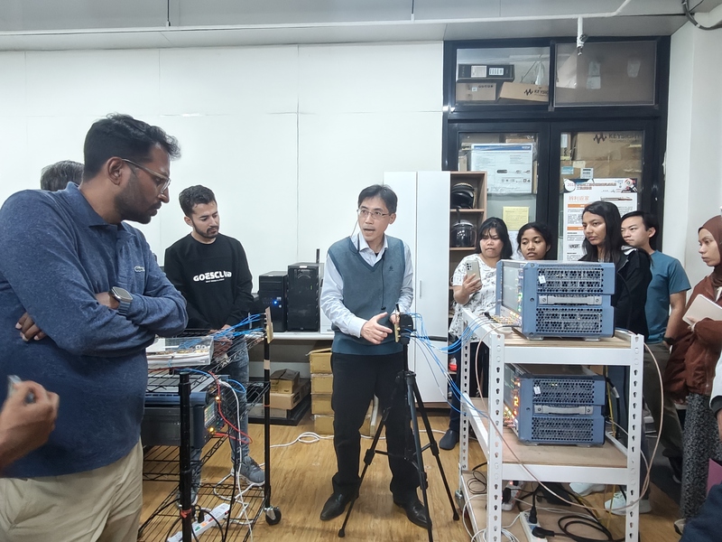 溫朝凱教授演示基於用戶與終端協作的新一代MIMO系統圖片