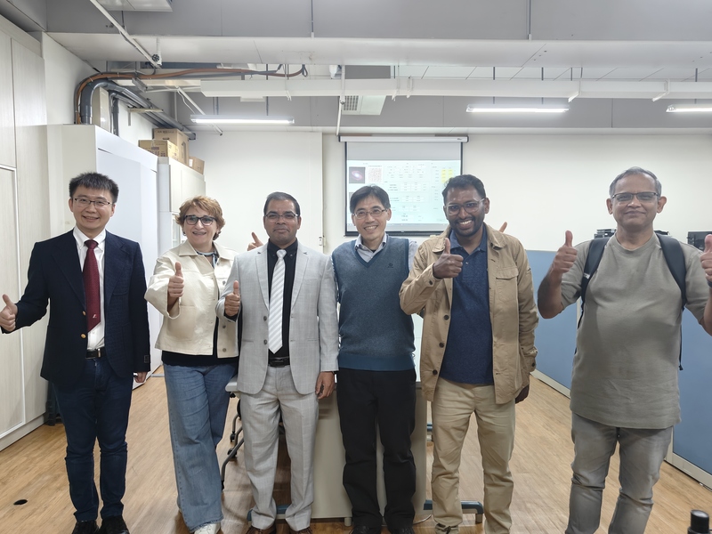 溫朝凱老師與外國學者合影圖片