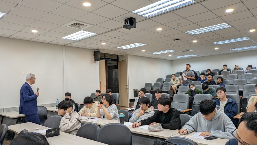 ➠<International Collaborations> Prof. Tommaso Melodia delivered a speech and visited the 6G Research Center on Feb. 18, 2025Image