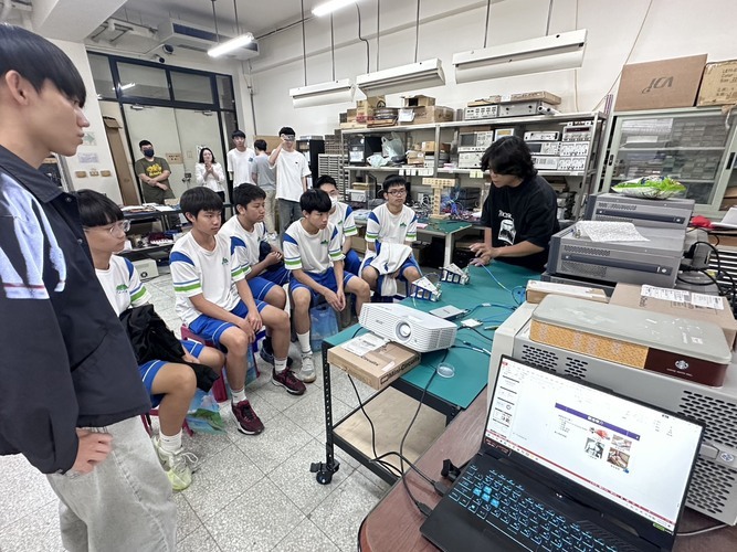 ➠<Social Contribution> Students from Guoguang Laboratory School, NSYSU visited "RF & Microwqave Lab" of the 6G Communication and Sensing Research CenterImage