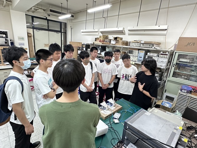 ➠<Social Contribution> Students from National Yuanlin Senior High School, Changhua County visited "RF & Microwqave Lab" of the 6G Communication and Sensing Research CenterImage